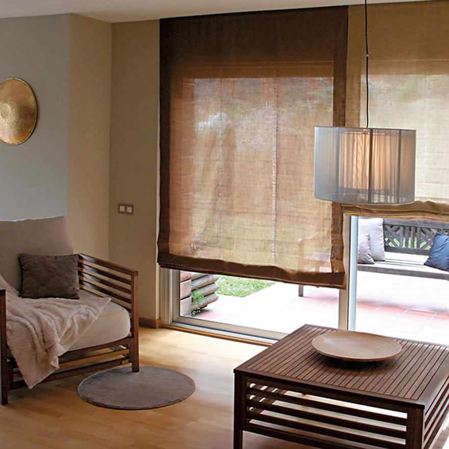 Wohnzimmer mit Raffrollos in erdigen Brauntönen Raffrollo erdfarben, Wohnzimmer