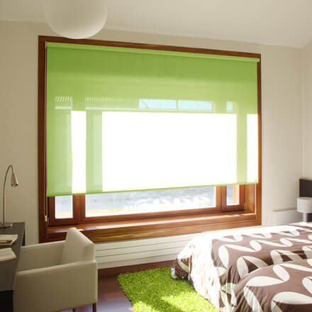 Grünes Sichtschutzrollo auf Holzfenster verschraubt Grünes Sichtschutzrollo auf Holzfenster verschraubt