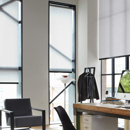 Rollos zum Bohren in der Fensternische