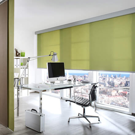 Grünes Sichtschutzrollo am Arbeitsplatz