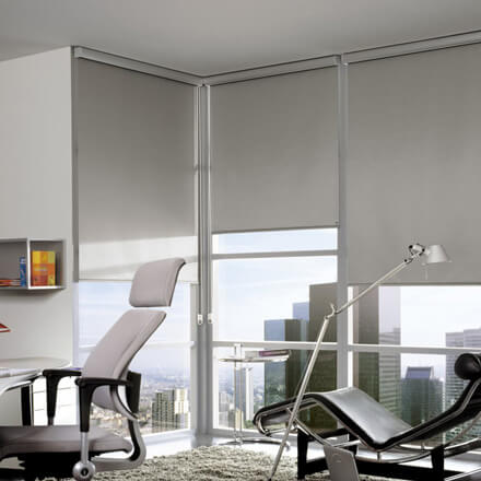 Graue Verdunkelungsrollos im Büro Graue Verdunkelungsrollos im Büro