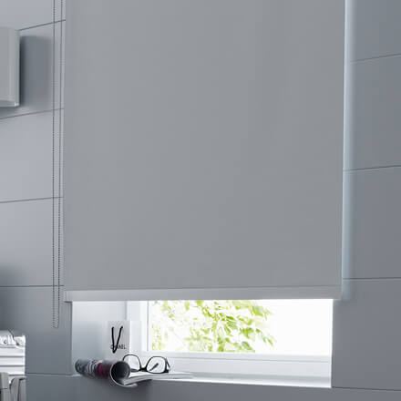 Weisse Verdunkelungsrollos im Flur Weisse Verdunkelungsrollos im Flur