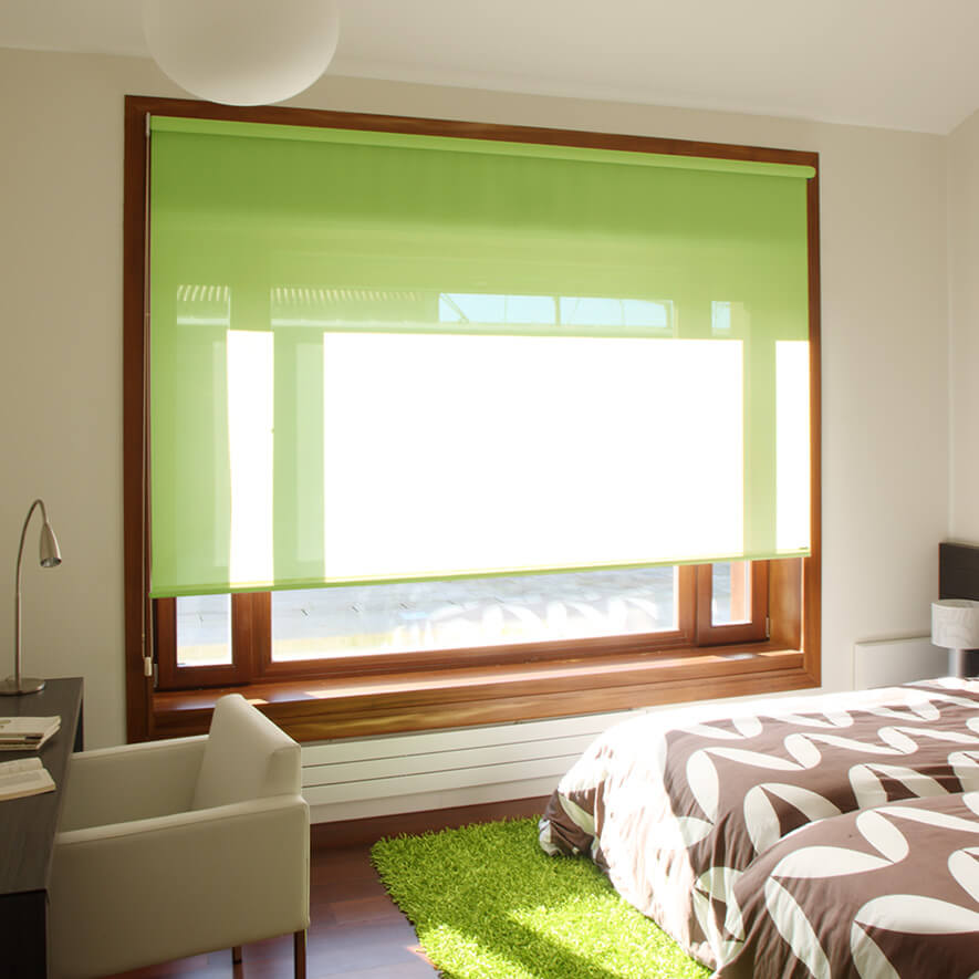 Grünes Sichtschutzrollo auf Holzfenster verschraubt Grünes Sichtschutzrollo auf Holzfenster verschraubt