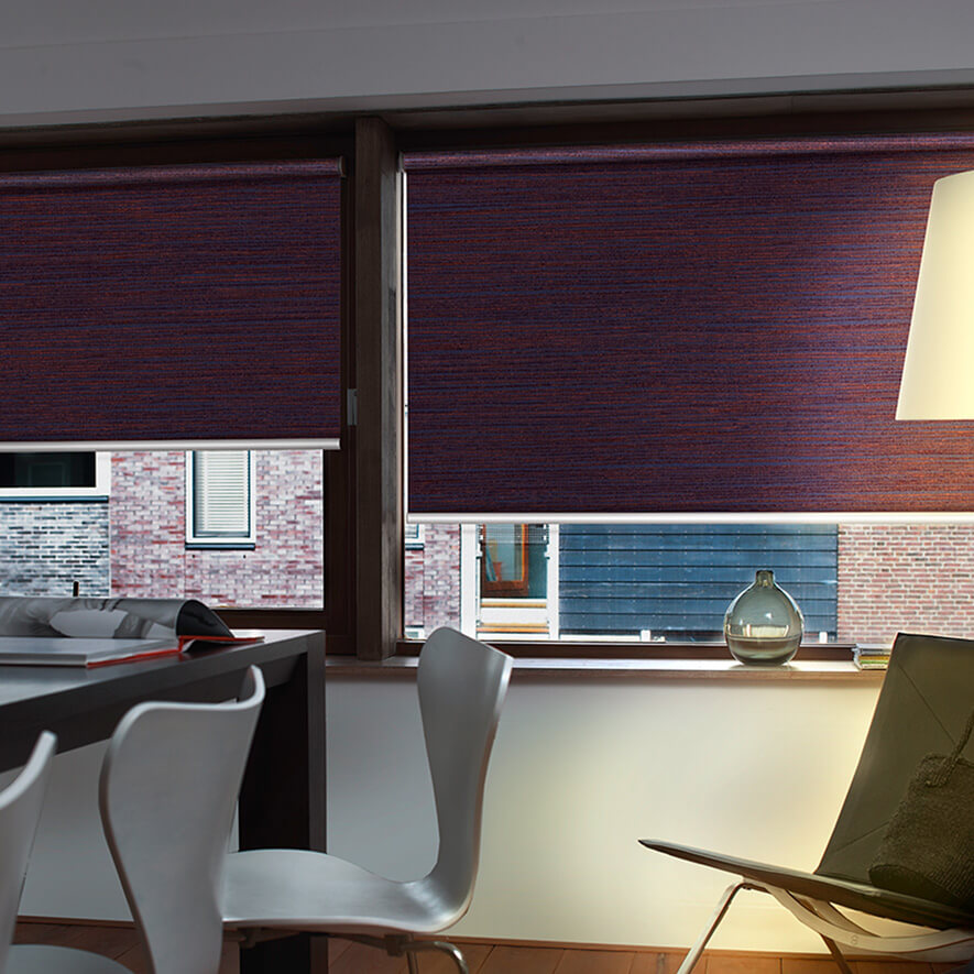 Lila Abdunkelungsrollo auf Holzfenster verschraubt Lila Abdunkelungsrollo auf Holzfenster verschraubt