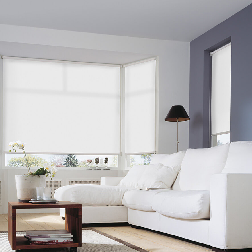 Weisses Rollo auf Holzfenster verschraubt Weisses Rollo auf Holzfenster verschraubt