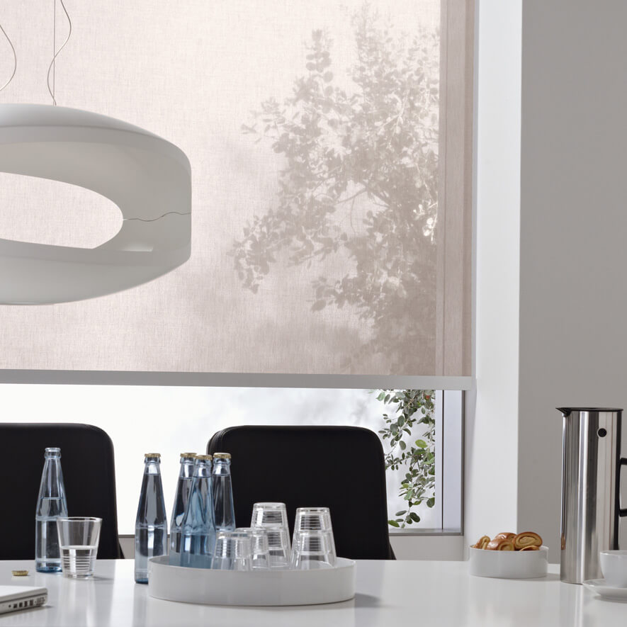 Beiges, transparentes Rollo im Arbeitsbereich Beiges, transparentes Rollo im Arbeitsbereich
