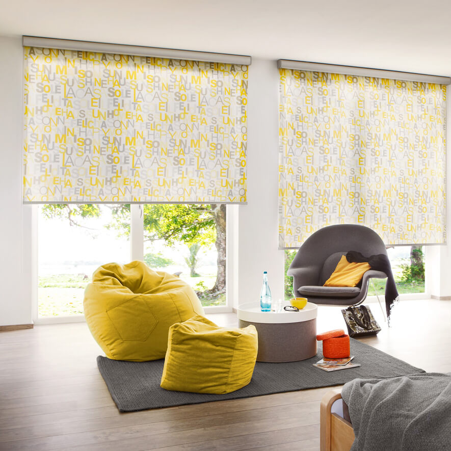 Gelbe Dekor Rollos nach Maß im Wohnzimmer