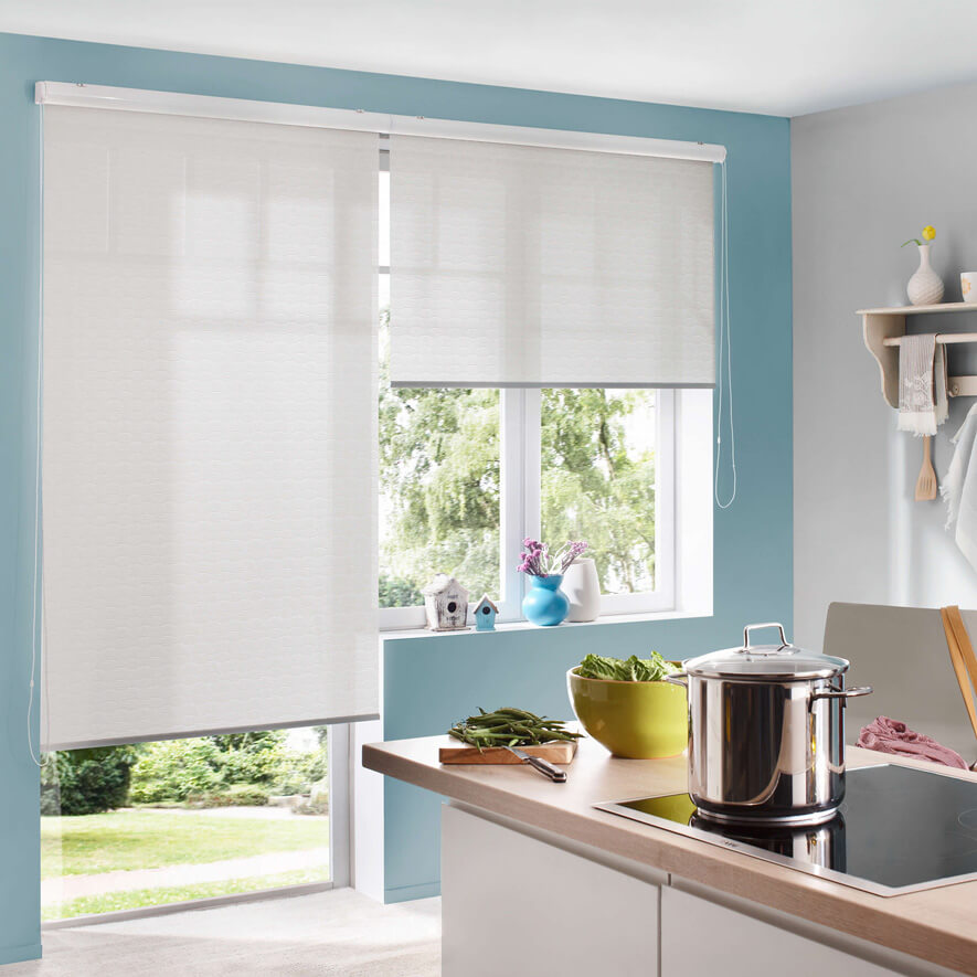 Weisse Rollos nach Maß in der Küche