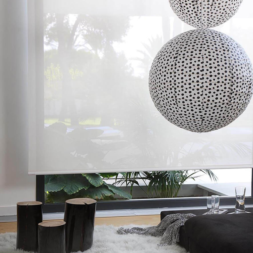 Transparentes Rollo in weiß im Wohnzimmer Transparentes Rollo in weiß im Wohnzimmer
