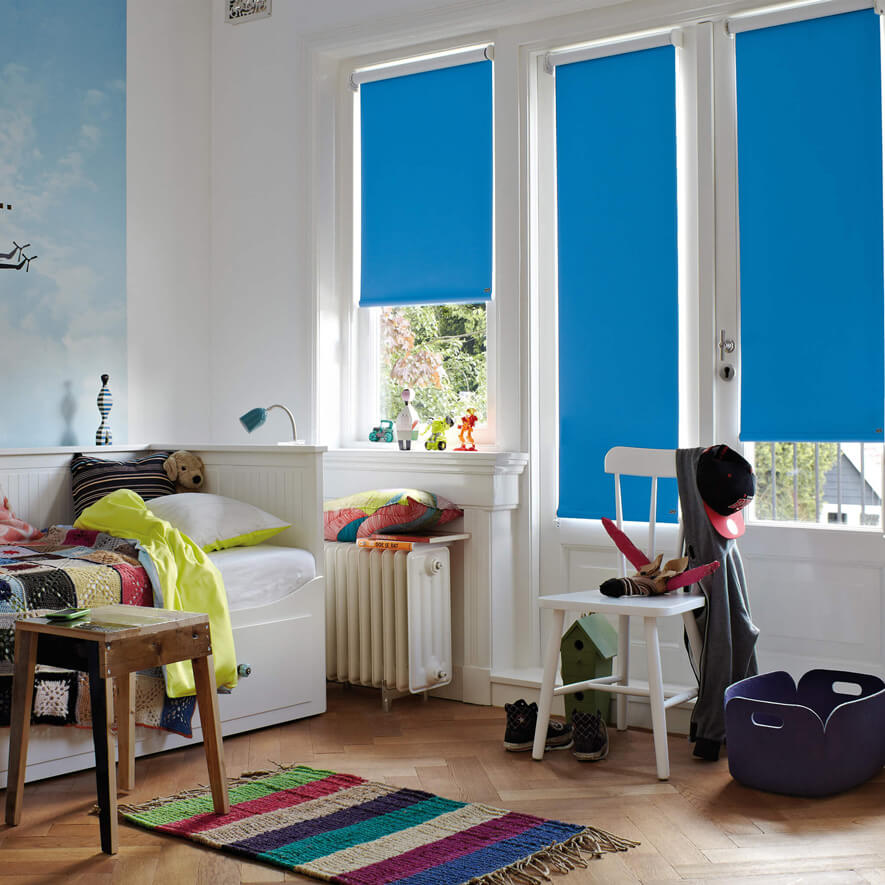 Blaue Rollos ohne Bohren im Kinderzimmer