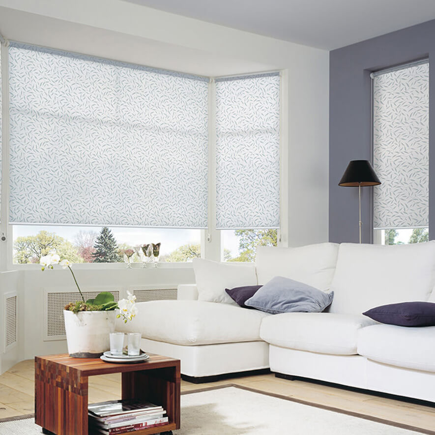 Weisse Rollos ohne Bohren mit Dekor im Wohnzimmer