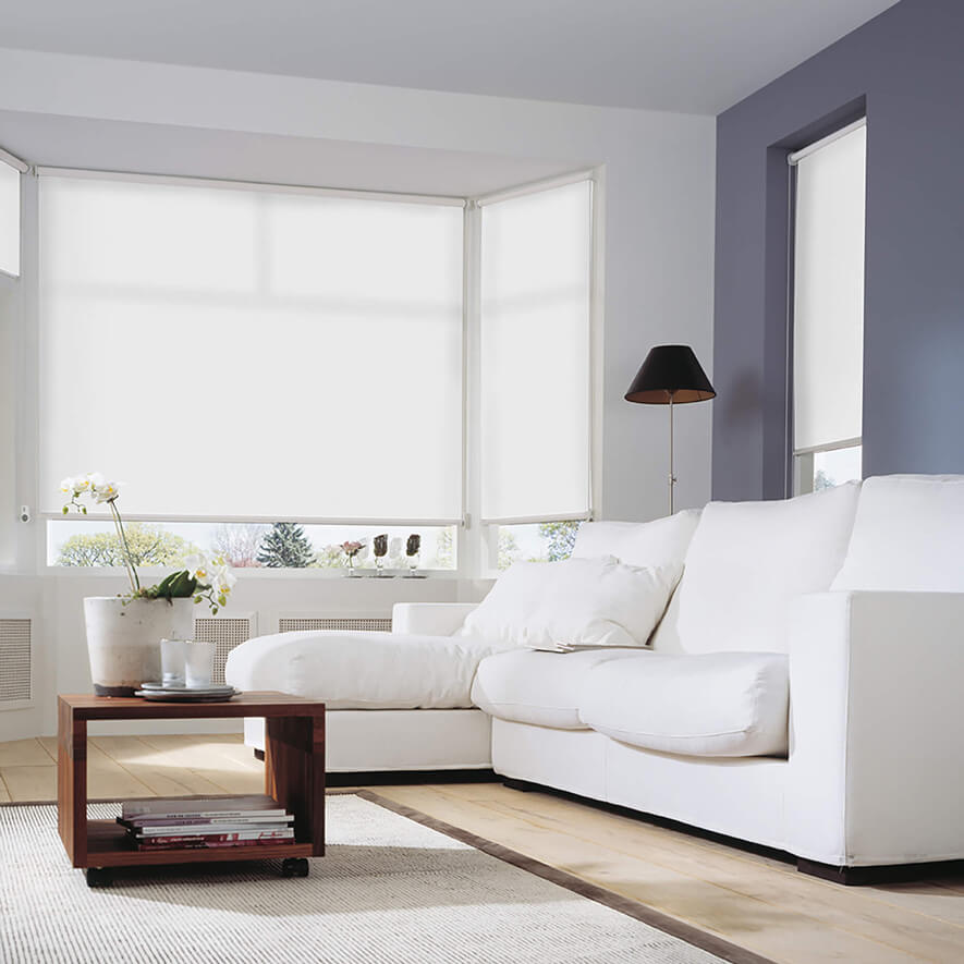 Weisse Rollos ohne Bohren im Wohnzimmer