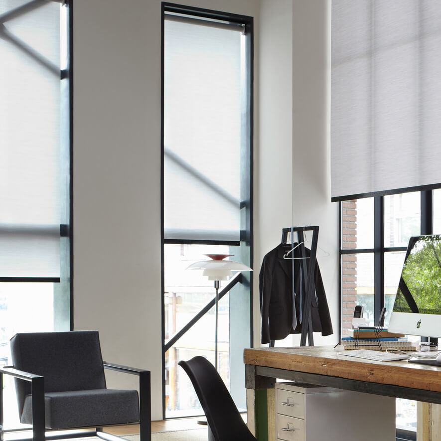 Rollos zum Bohren in der Fensternische