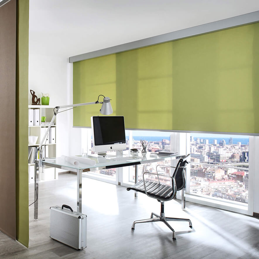 Grünes Sichtschutzrollo am Arbeitsplatz
