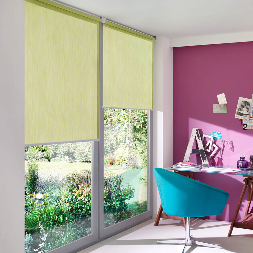 Grünes Sichtschutzrollo im Kinderzimmer