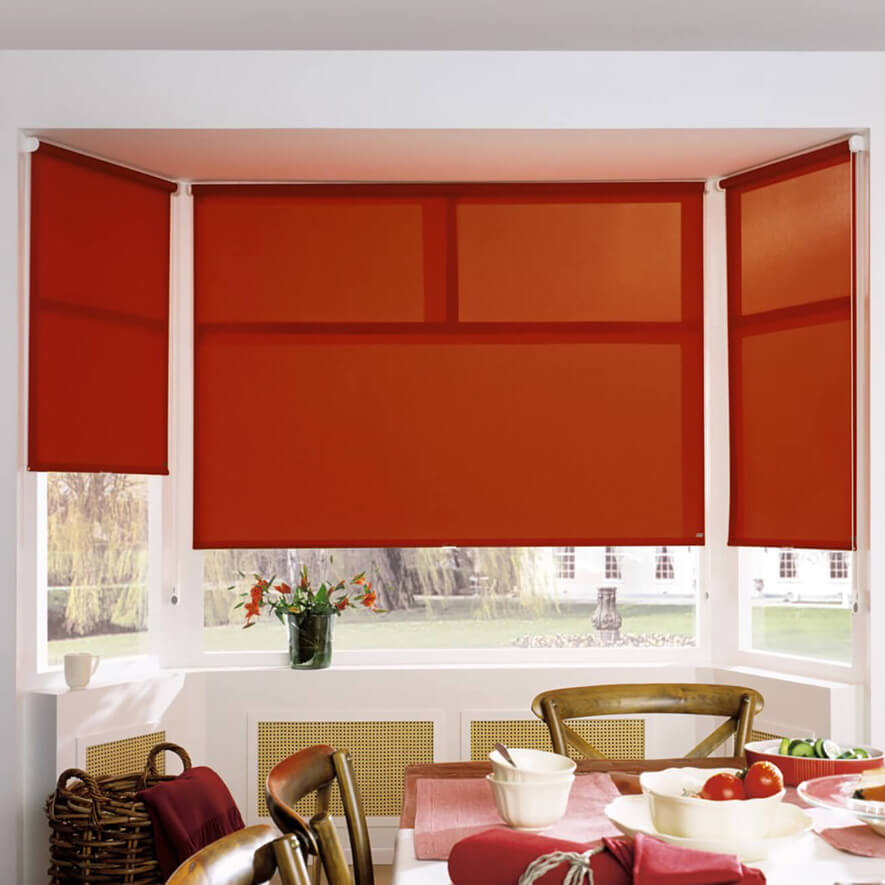 Rotes Sichtschutzrollo im Esszimmer