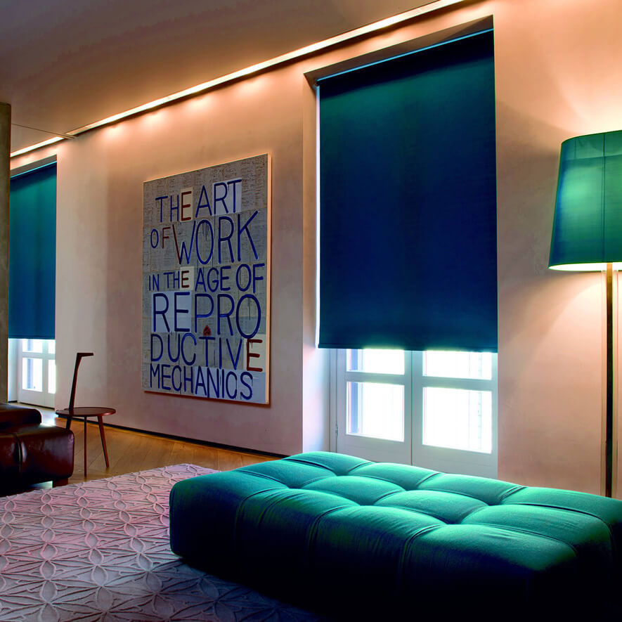 Blaue Verdunkelungsrollos im Wohnzimmer Blaue Verdunkelungsrollos im Wohnzimmer