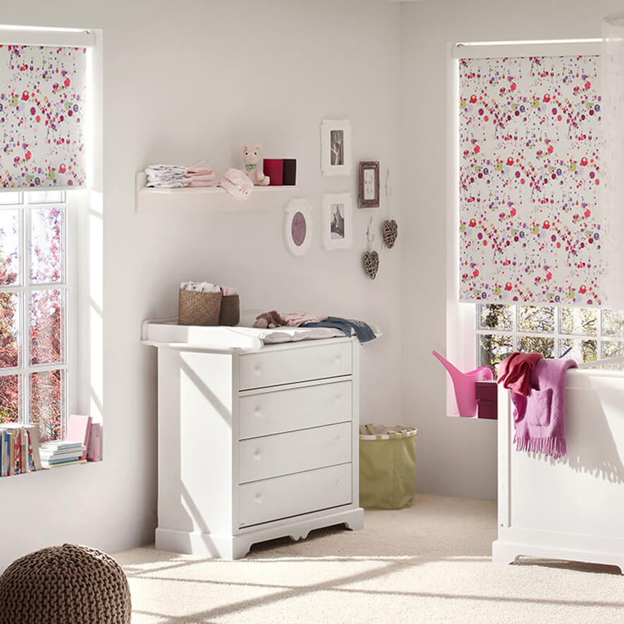 Verdunkelungsrollos mit Dekor im Kinderzimmer Verdunkelungsrollos mit Dekor im Kinderzimmer