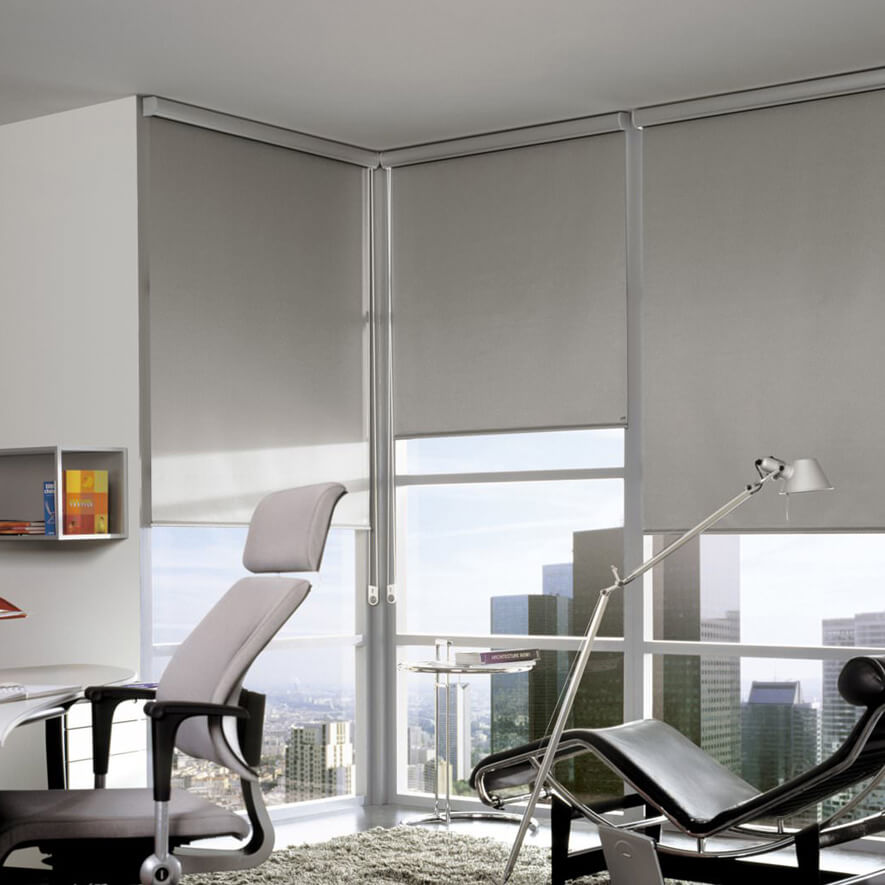 Graue Verdunkelungsrollos im Büro Graue Verdunkelungsrollos im Büro