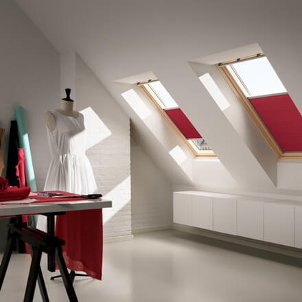 Rote Plissees für Velux Dachfenster im Arbeitszimmer