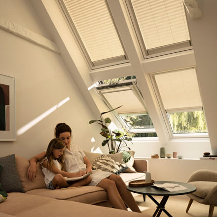 Heller Dachfenster Sicht-und Sonnenschutz mit Plissees