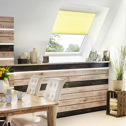Gelbes Velux Dachfenster Rollo im Esszimmer Gelbes Velux Dachfenster Rollo im Esszimmer