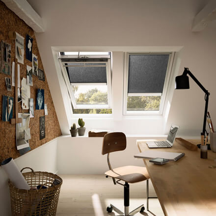 Schwarzes Velux Dachfenster Rollo im Arbeitszimmer Schwarzes Velux Dachfenster Rollo im Arbeitszimmer