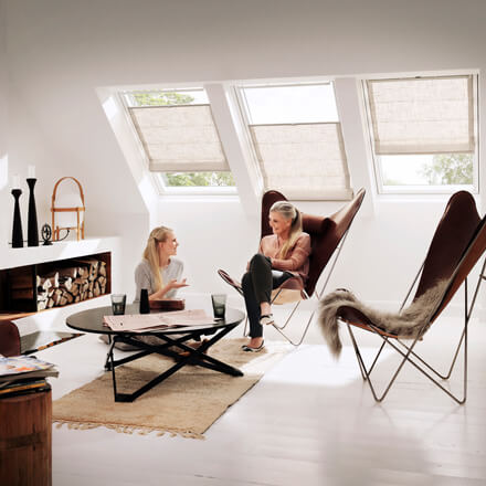 VELUX Raffrollos für Dachfenster – passgenau und schnell montiert VELUX Raffrollos für Dachfenster – passgenau und schnell montiert