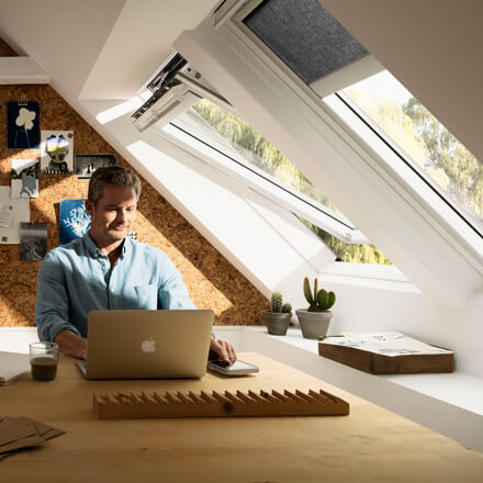 Optimaler Sichtschutz mit VELUX® im Arbeitszimmer VELUX® Sichtschutzrollo im Arbeitszimmer