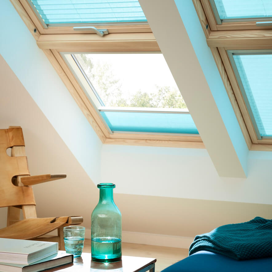 Blaue Velux Plissees im Schlafzimmer