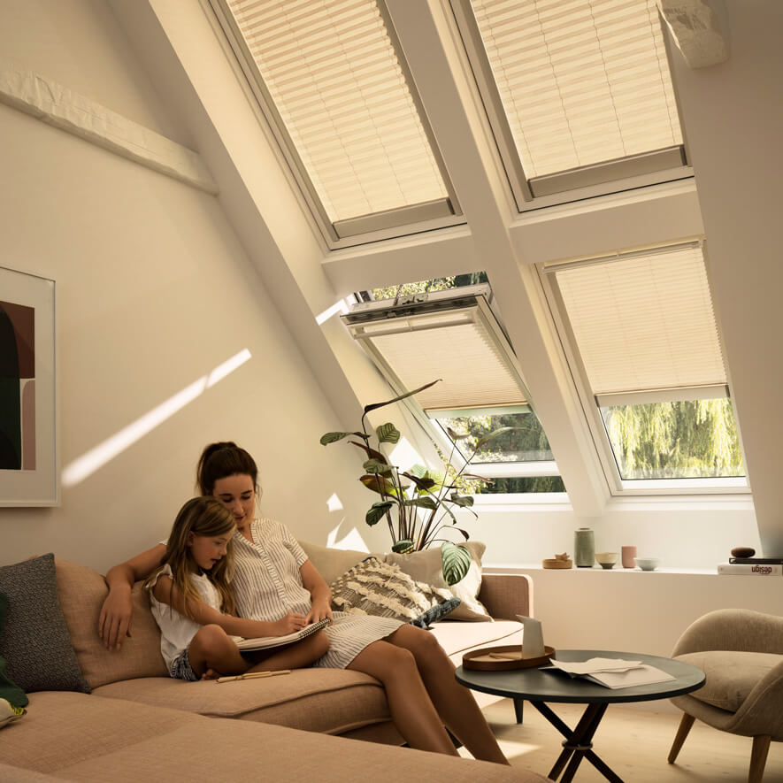 Heller Dachfenster Sicht-und Sonnenschutz mit Plissees