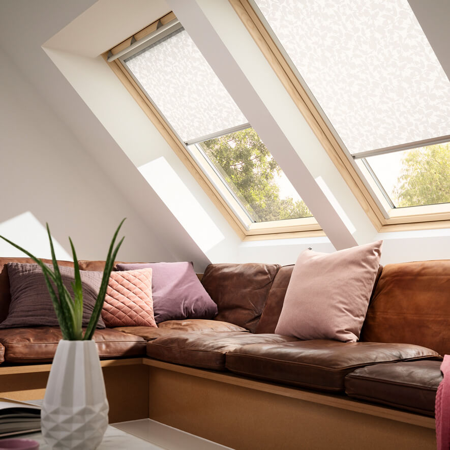 Sichtschutzrollo im Wohnzimmer von VELUX® Sichtschutzrollo im Wohnzimmer von VELUX®