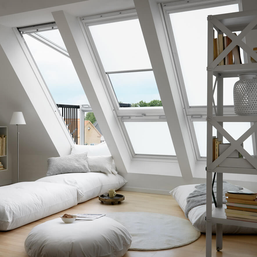 Blendende Sonne adé dank passgenauen VELUX® Sichtschutzrollos für Dachfenster VELUX® Sichtschutzrollo im Wohnzimmer
