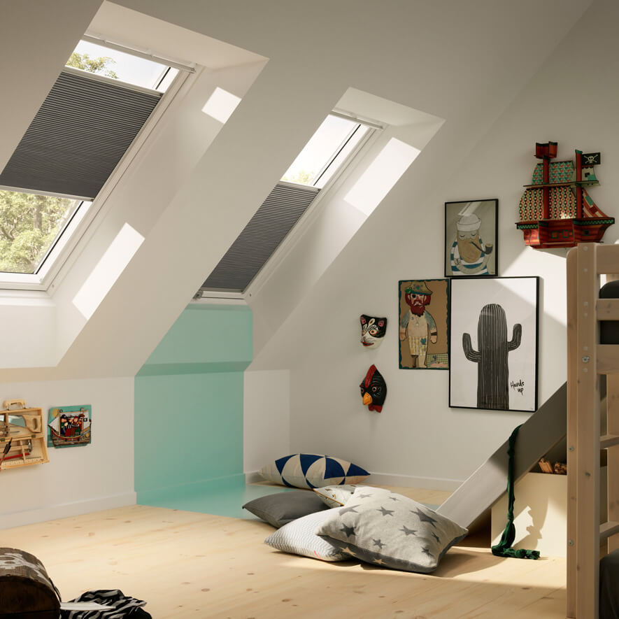 Kinderzimmer Dachfenster perfekt eingerichtet mit grauen VELUX® Wabenplissees Wabenplissees für VELUX® Dachfenster im Kinderzimmer