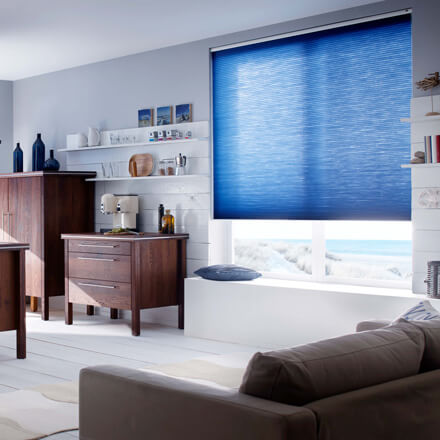 Elektrische Wabenplissees in blau in der Küche