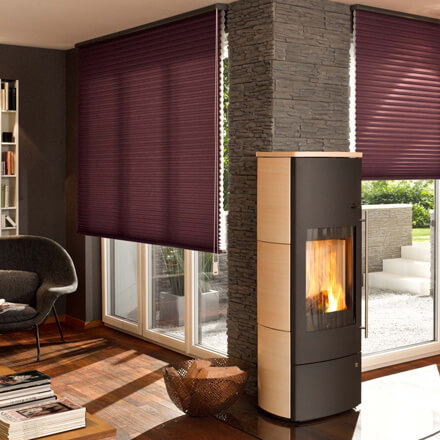 Lilafarbenes Wabenplissee mit Kettenzugbedienung im Wohnraum