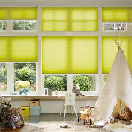 Maßgefertigte Wabenplissees im Kinderzimmer