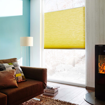 Wabenplissees mit Seitenführungsschiene in gelb im Wohnzimmer