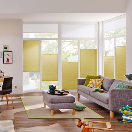 Verdunkelungs Wabenplissee in gelb im Wohnzimmer im skandinavischen Hygge Stil Farbige Abdunkelungs Wabenplissees im Wohnzimmer