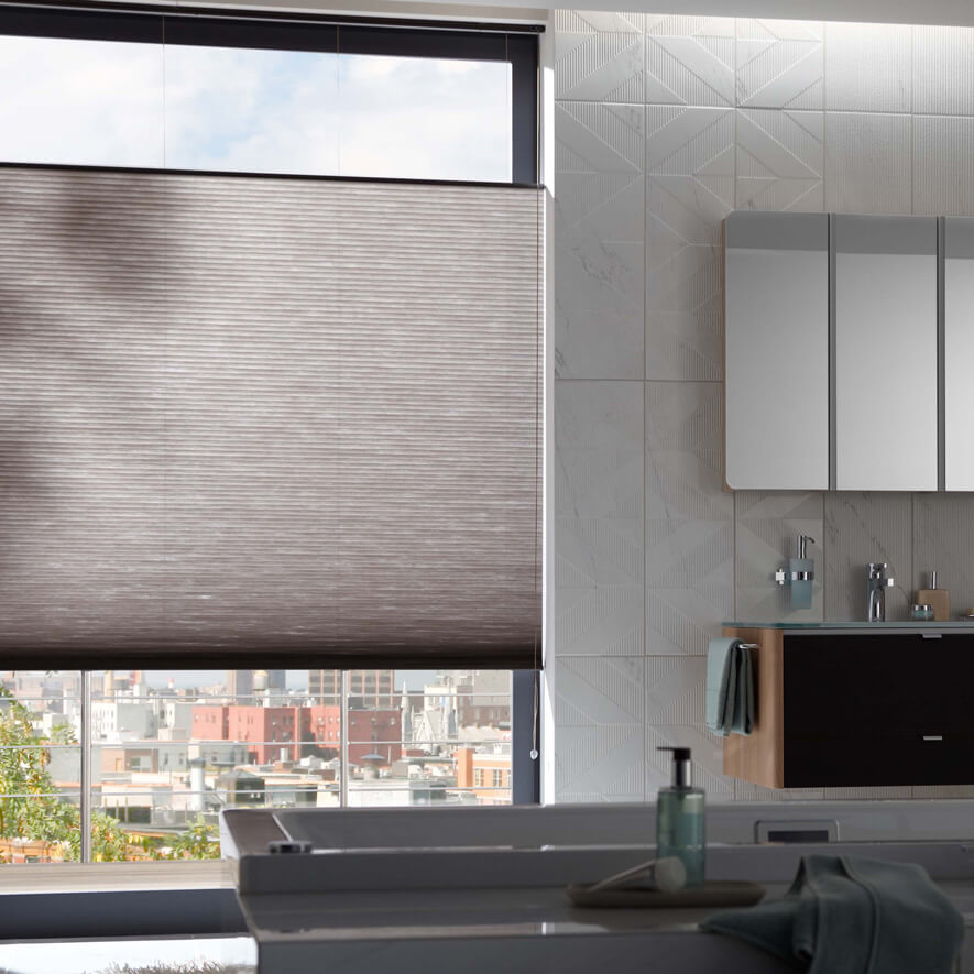 Graubraune, blickdichte Wabenplissees im Badezimmer