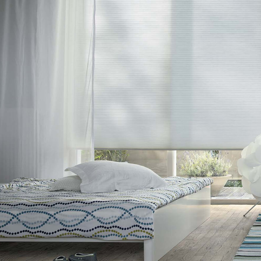 Blickdichte Wabenplissees im Schlafzimmer
