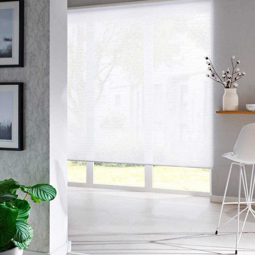 Weiße elektrische Wabenplissees im Wohnzimmer