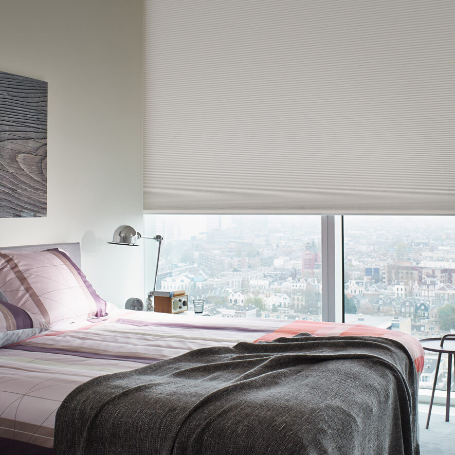 Elektrische Wabenplissees im Schlafzimmer