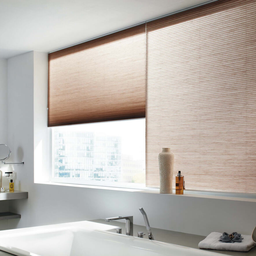 Perfekt und passgenau für große Fensterflächen: Wabenplissee Modell F1 Wabenplissee Modell F1, freihängend mit Schnurzug im Badezimmer