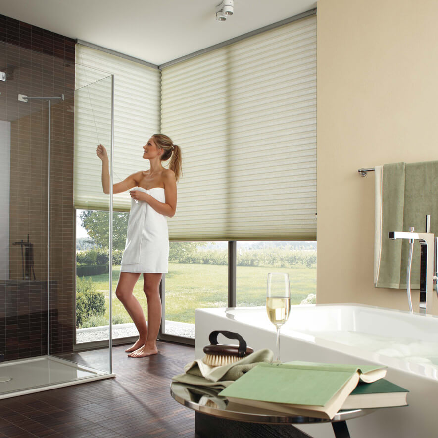 Einfache Bedienung des Wabenplissees F1 mit Schnurzug im Badezimmer Wabenplissee freihängend mit Schnurzug im Badezimmer