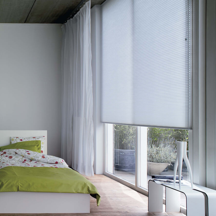 Freihängendes Wabenplissee mit Schnurzug nach Maß im Schlafzimmer Freihängendes Wabenplissee mit Schnurzug nach Maß im Schlafzimmer