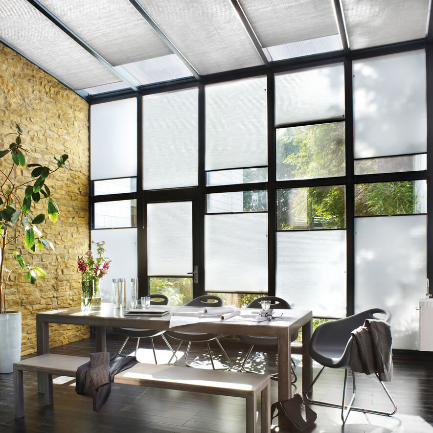 Wabenplissees nach Maß in weiß für individuelle Fensterfronten