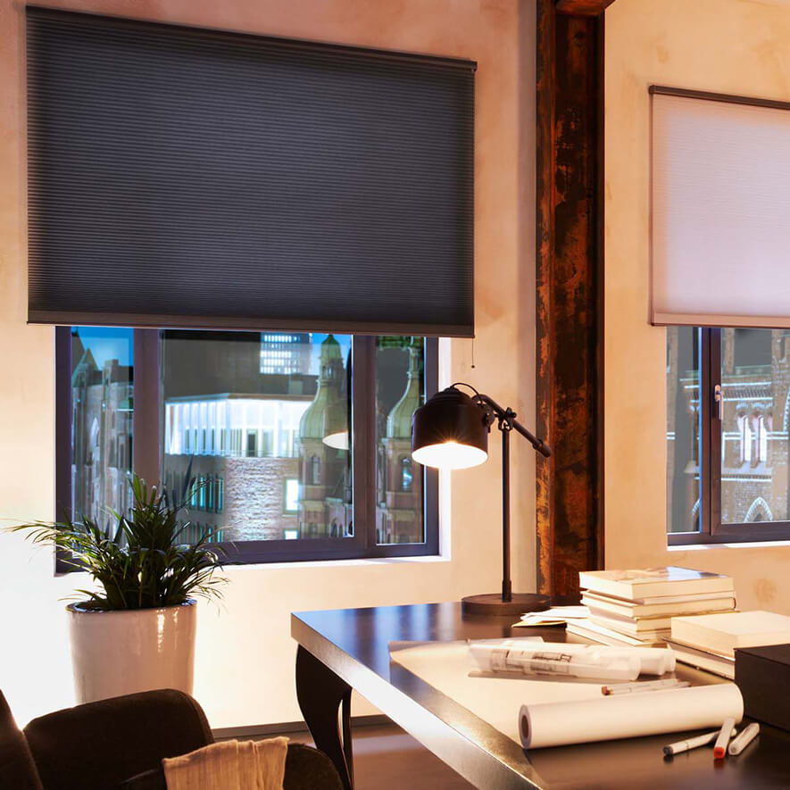 Schwarzes Verdunkelungs-Wabenplissee im Arbeitszimmer Verdunkelungs Wabenplissee im Arbeitszimmer