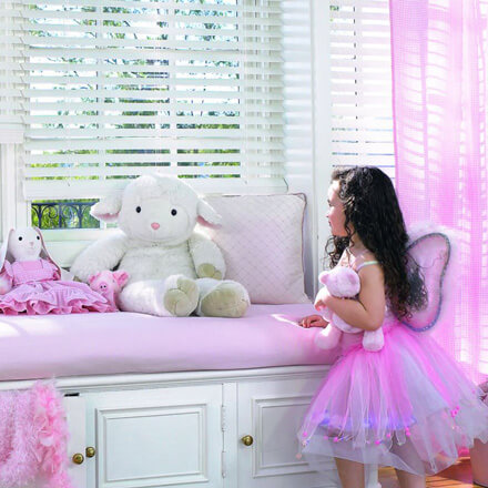 Holzjalousien – zeitlos & edel maßangefertigt für Ihre Fenster