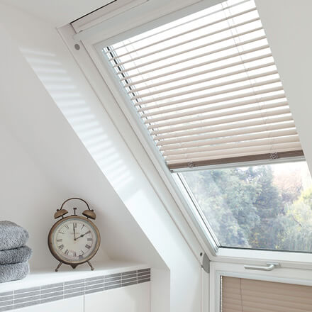 Velux Sonnenschutz & Lichtschutz für Dachfenster | JalouCity